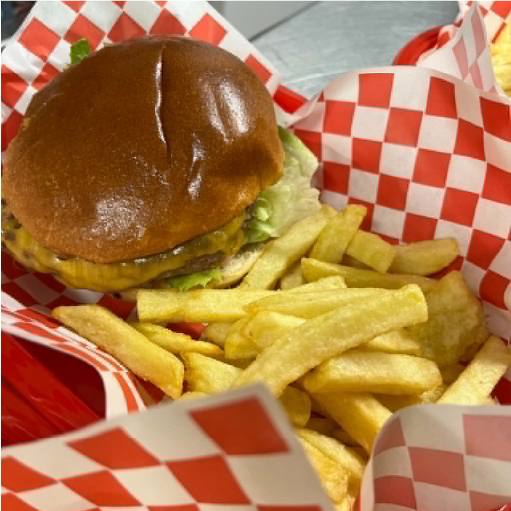 Burger maison accompagné de frites servi chez O’Grobistrot