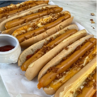 Hot-dogs servis avec garniture maison chez O’Grobistrot