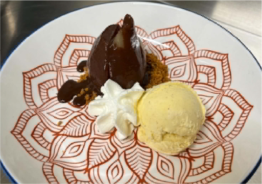 Poire pochée au chocolat accompagnée d’une glace vanille chez O’Grobistrot