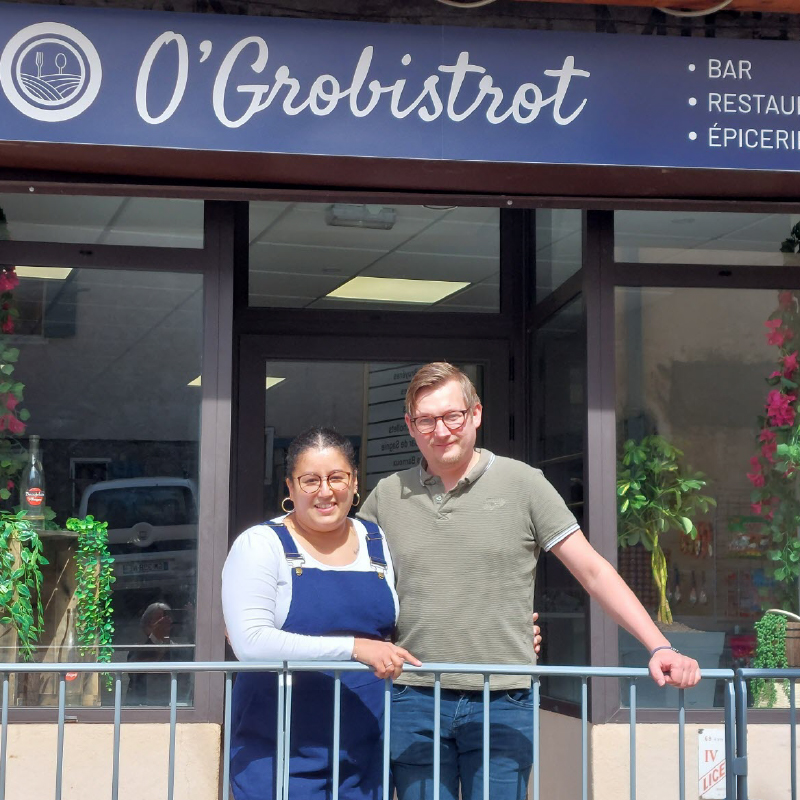 sofia-et-florian-les-gerants-Marchampt-Ogrobistrot-Beaujolais Les gérants du restaurant Au Grobistro devant leur établissement à Marchampt dans le Beaujolais