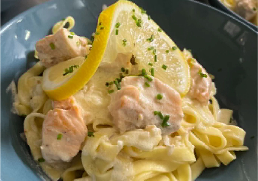 Tagliatelles crémeuses au saumon servies chez O’Grobistrot