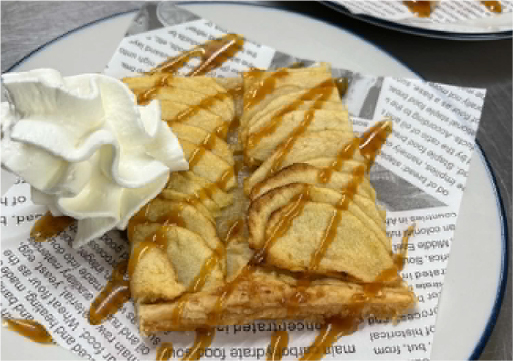 Tarte fine aux pommes servie avec chantilly chez O’Grobistrot