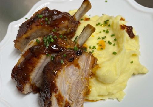 Travers de porc servis avec purée maison au restaurant O’Grobistrot